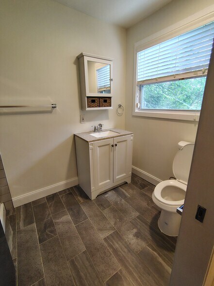 Building Photo - 3819 Inglewood Cir N