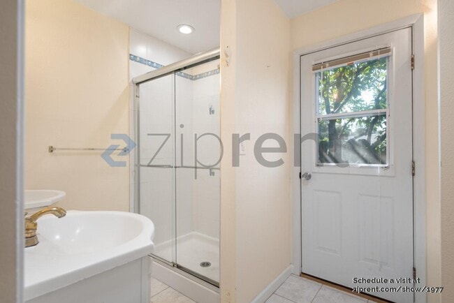 Building Photo - 10609 Creston Dr