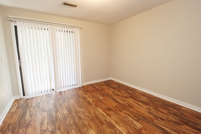 Building Photo - Spacious 2BR 2BA townhome in Village Creek!