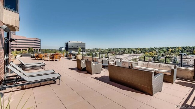 Building Photo - Penterra Plaza Condo with Amazing Panorami...