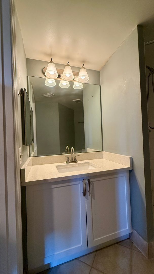 Building Photo - 2/2 First Floor with Garage + Lake View – Grand Isles