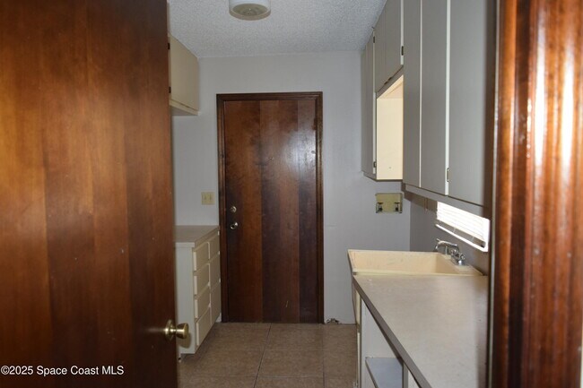 Building Photo - 1941 Talloak Rd