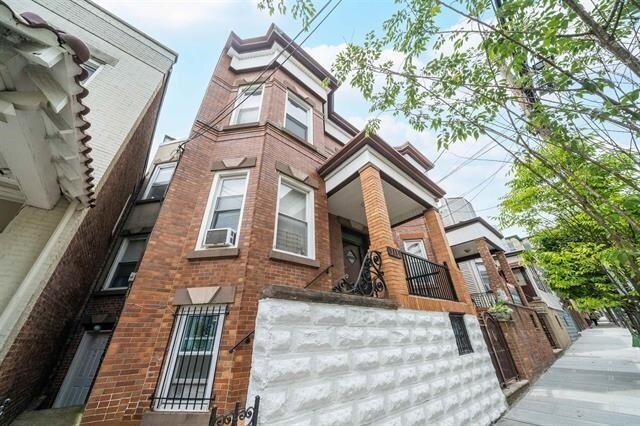 Building Photo - 313 18th St
