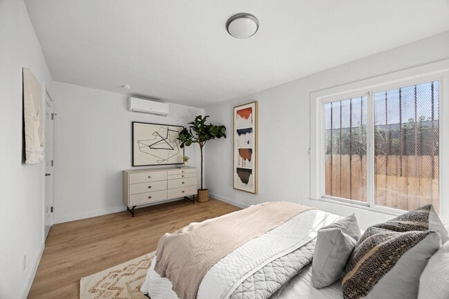 Building Photo - 1510 W 52nd St