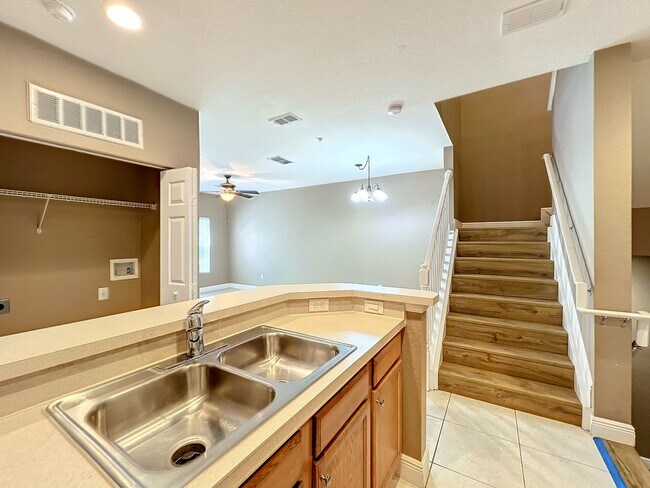 Building Photo - LUXURY 3 Bedroom / 2 Bath Townhome in a ga...