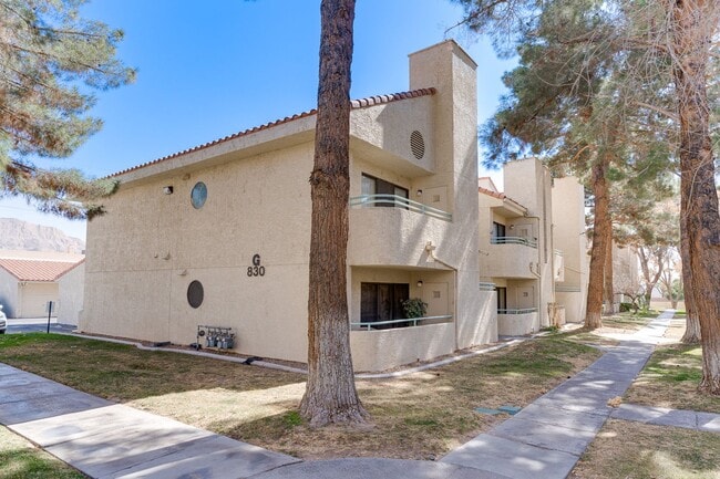 Building Photo - Charming Upstairs Condo with Dual Balconies & Spacious Layout!