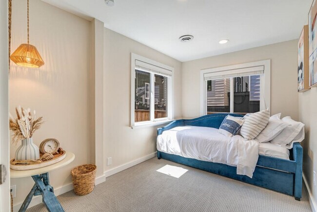 Building Photo - 6404 47th Ave SW