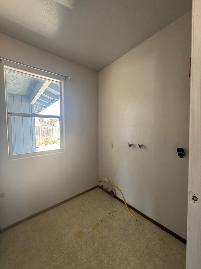Building Photo - BRIGHT CORNER HOME WITH SPACIOUS BACKYARD ...