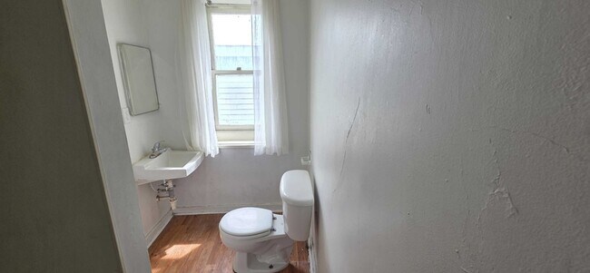 Building Photo - 560 S 600 E