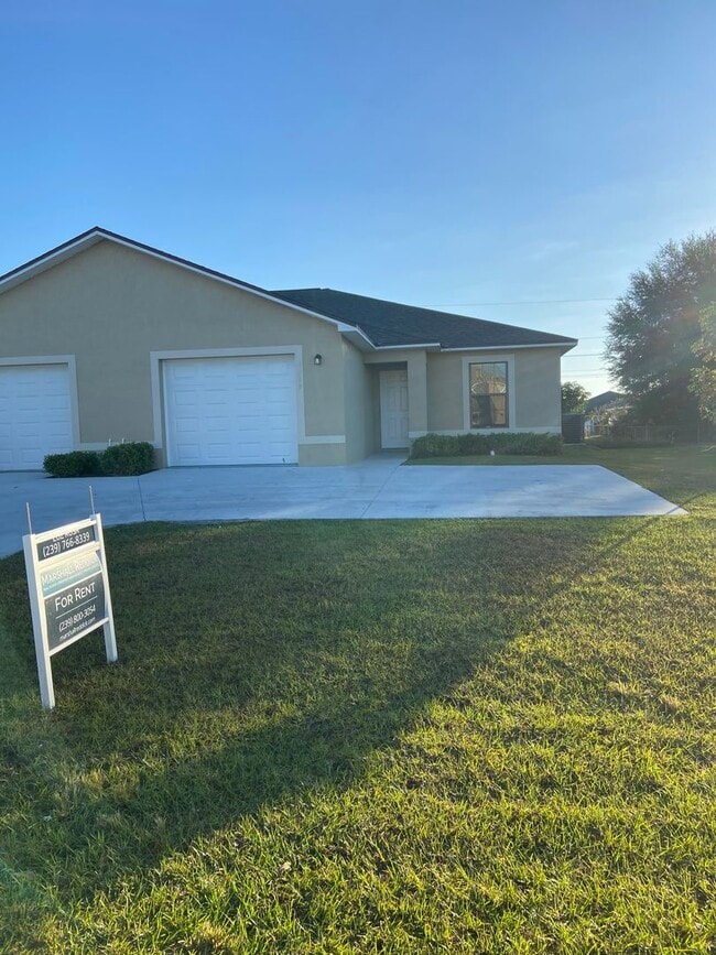 Building Photo - Like New Duplex with 3 Bedroom, 2 Bath and Garage