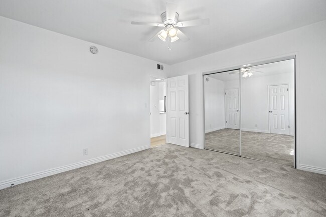 Building Photo - 400 18th Pl