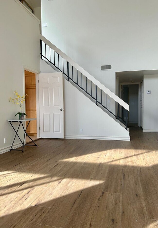 Building Photo - ***Amazing 2 Bed 2.5 Bath Westwood Condo U...