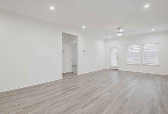 Building Photo - 1055 Llano Trl
