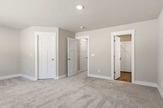 Building Photo - Craftsman 3BD Townhome Near Downtown Greenville | Garage + Granite Kitchen