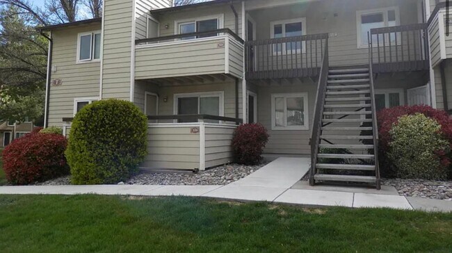 Building Photo - AVAILABLE 8/1 -  2 bed / 2 bath renovated ...
