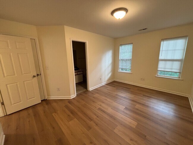 Building Photo - 3 Bed 3 Bath Garage Apartment Home