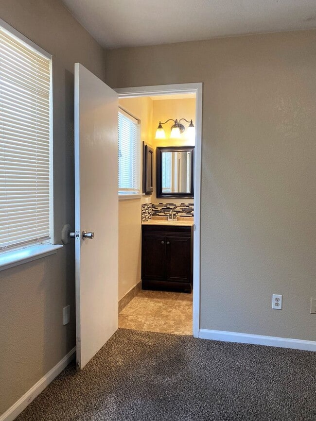 Building Photo - Cute home with fenced yard and driveway. A...