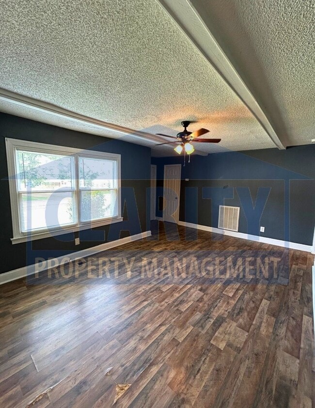 Building Photo - Centrally located 3 bedroom home!