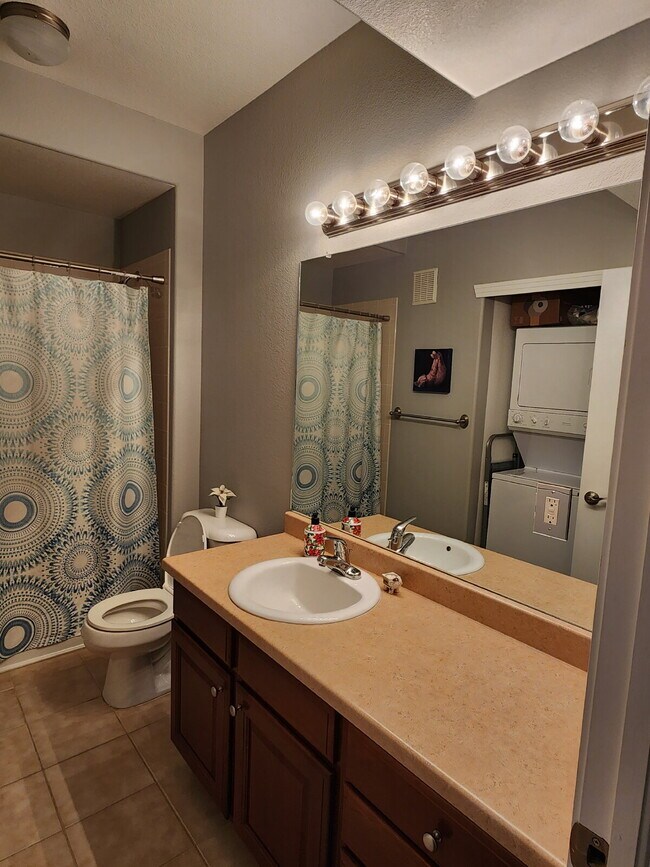 Building Photo - Beautiful Updated 2-Bedroom, 2 Full Bathroom Mid-Rise Condo Available ASAP!