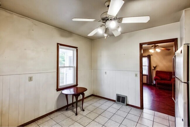 Building Photo - 2 Bedroom Full of Character