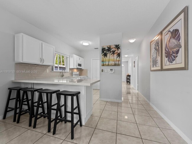 Building Photo - 6 SE Marlin Ave