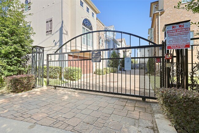 Building Photo - 2712 Sherwin St