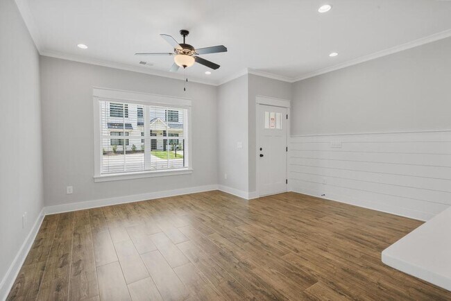 Building Photo - 2 bedroom with bonus space in Cahaba Heights!