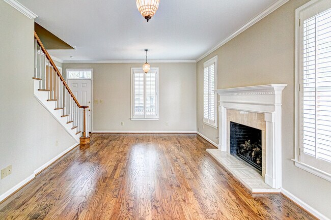 Building Photo - 8141 Oak Alley