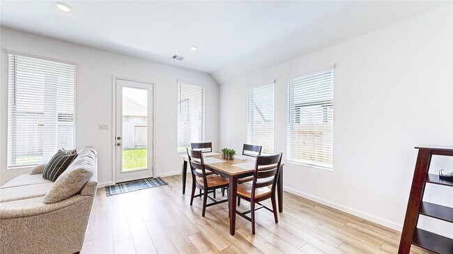 Building Photo - 711 Hooks Trl