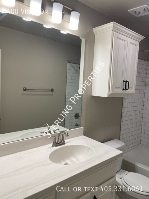 Building Photo - 400 Vista Dr