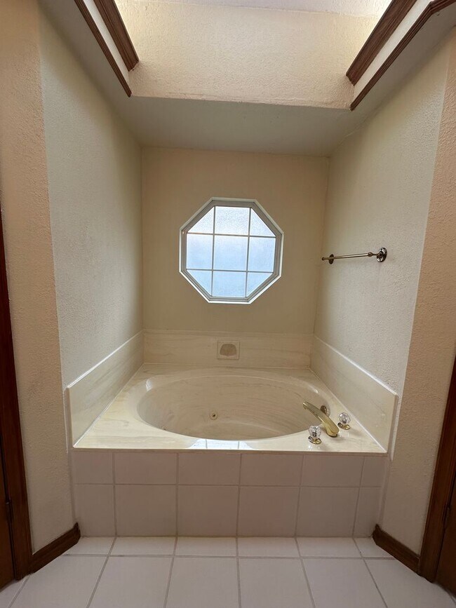 Building Photo - 4 Bed, 2.5 Bath Brick home with 2 car garage