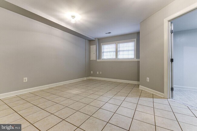 Building Photo - 953 Harrison Cir