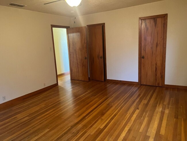 Building Photo - Country Living Home