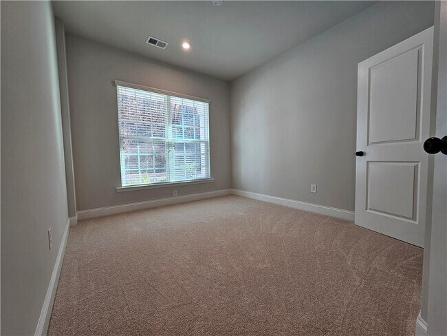 Building Photo - 5030 Sierra Creek Dr NE