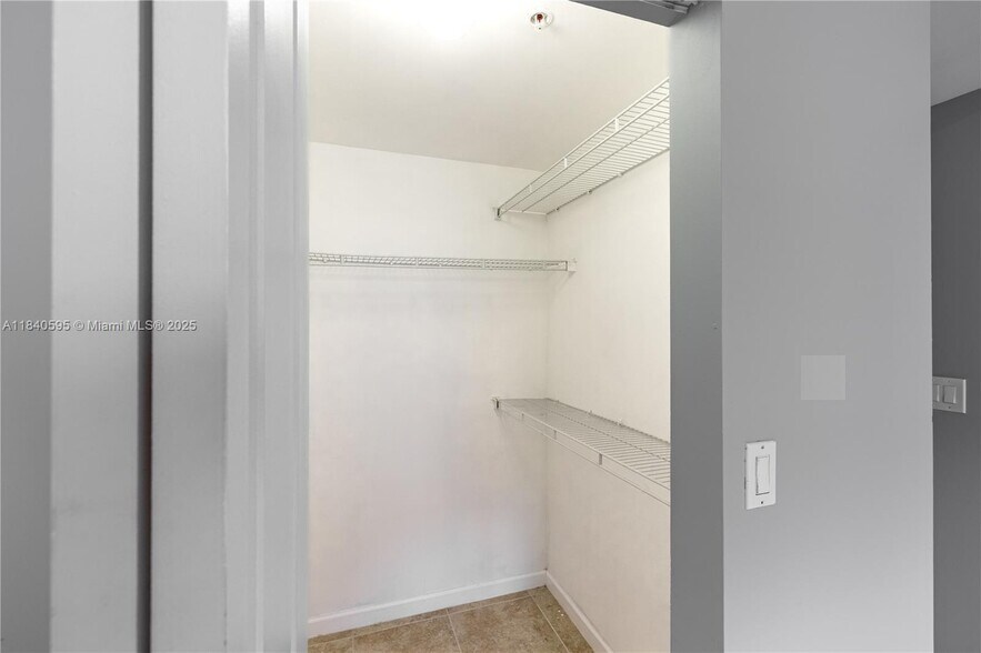 Building Photo - 6020 W Sample Rd