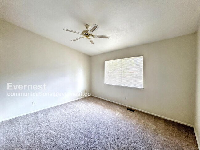 Building Photo - 3 Bed, 2 Bath Home with Fenced Yard & Garage / Available Soon!