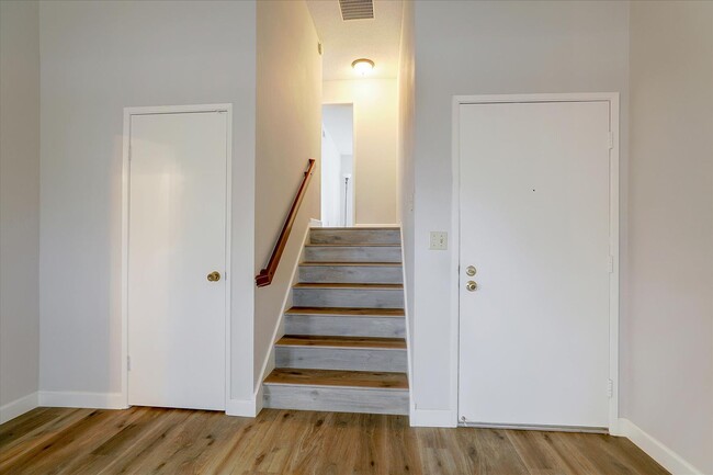 Building Photo - Cupertino 2 Bed, 2 Bath Townhouse with Att...