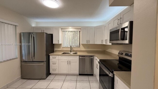 Building Photo - 16168 Laurel Dr