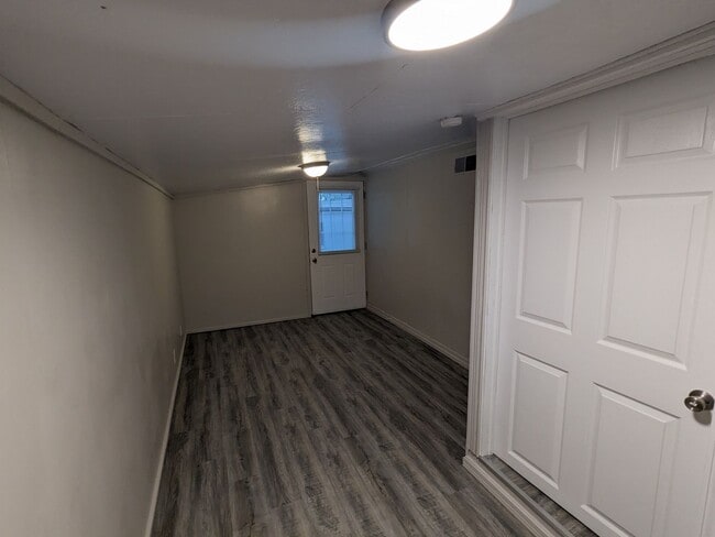 Building Photo - Newly Updated & Available NOW!!  2 Bedroom...