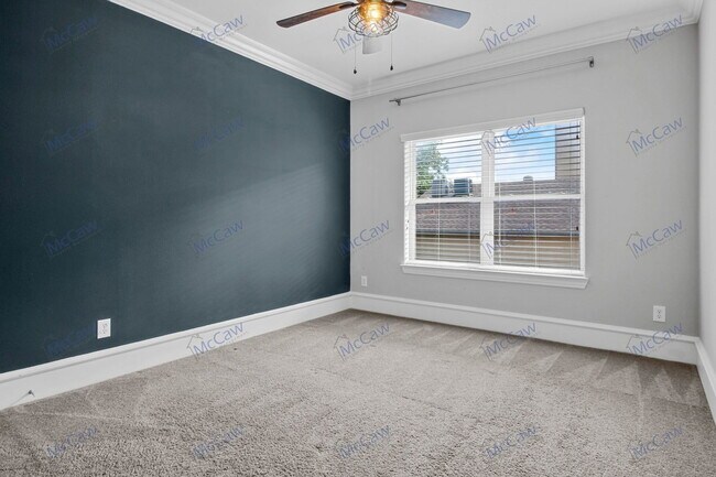 Building Photo - 857 N Glasgow Dr