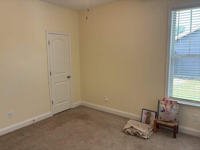 Building Photo - "Charming 3-Bedroom Home with 2 Full Baths in Greenville's Forest Ridge!"