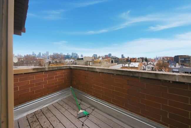 Building Photo - 1523 W Huron St