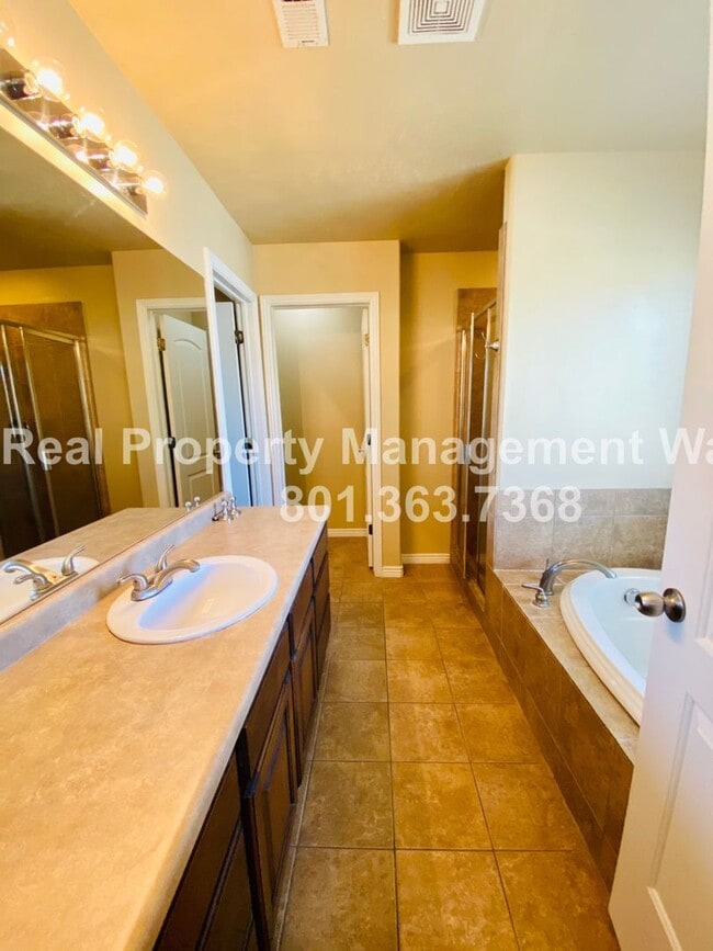 Building Photo - 5 Bedroom 3 Bathroom Riverton Home!