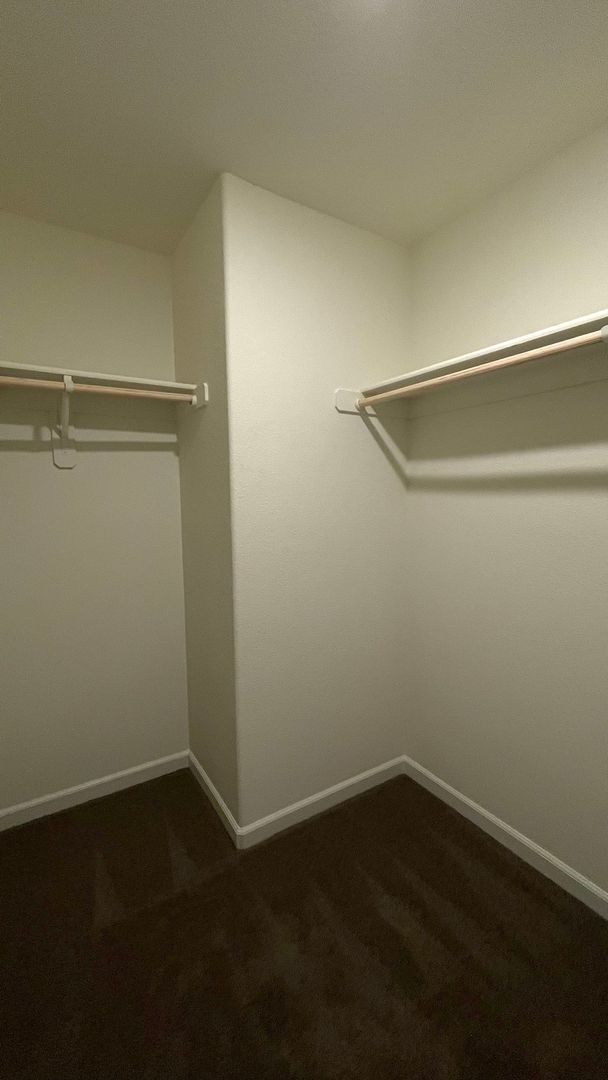 Building Photo - 4 year old 5 bedroom 2.5 bath home