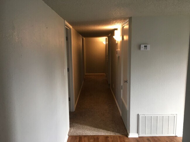 Building Photo - South Redding 2-Story Home, located in cul-de-sac