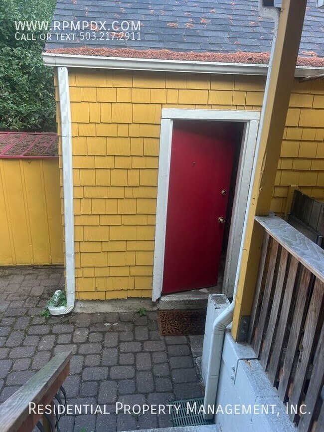 Building Photo - NE Portland Cottage with Additional Climat...