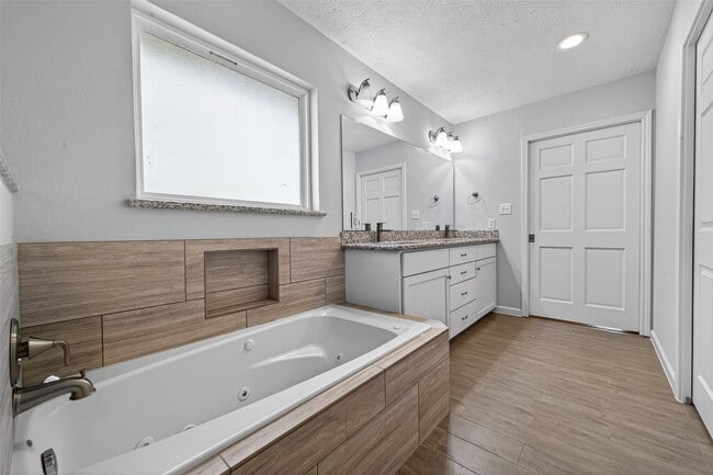 Building Photo - 11811 Beverly Dr