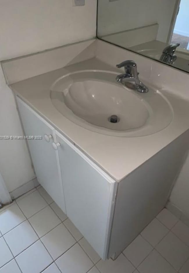 Building Photo - Beautiful 2/2 apartment