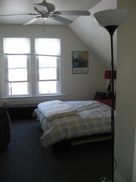 Front Bedroom - 364 Lehigh Ave