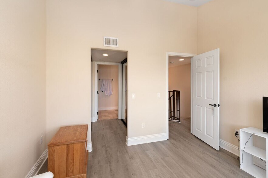 Building Photo - 3965 Nobel Dr